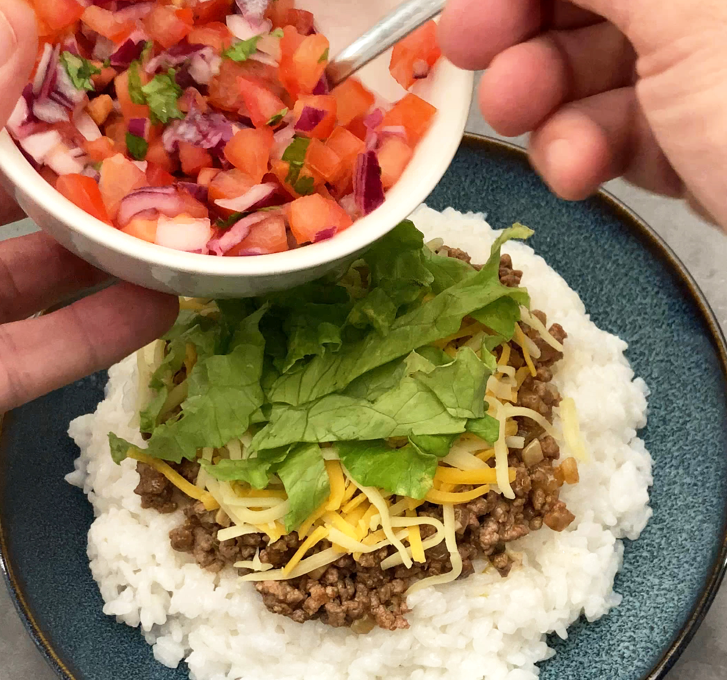 Taco rice. Receta japonesa fácil con arroz, carne picada y sabor tex-mex