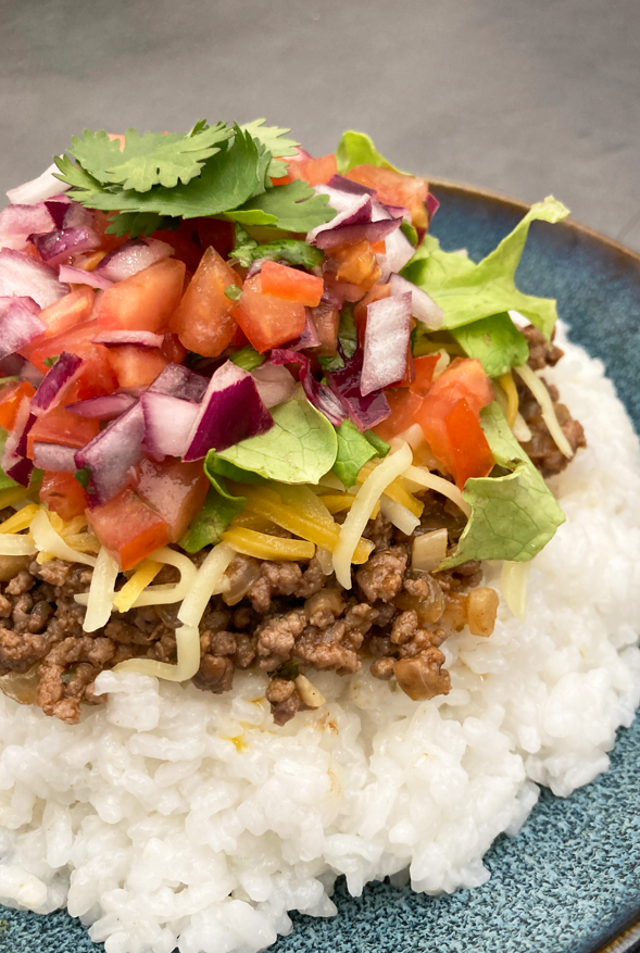 Taco rice. Receta japonesa fácil con arroz, carne picada y sabor tex-mex