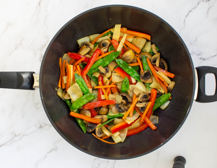 Wok de verduras crujientes. Receta fácil, sana y rápida, lo tiene todo