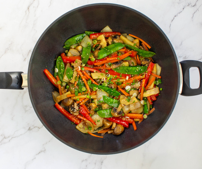 Wok de verduras crujientes. Receta fácil, sana y rápida, lo tiene todo