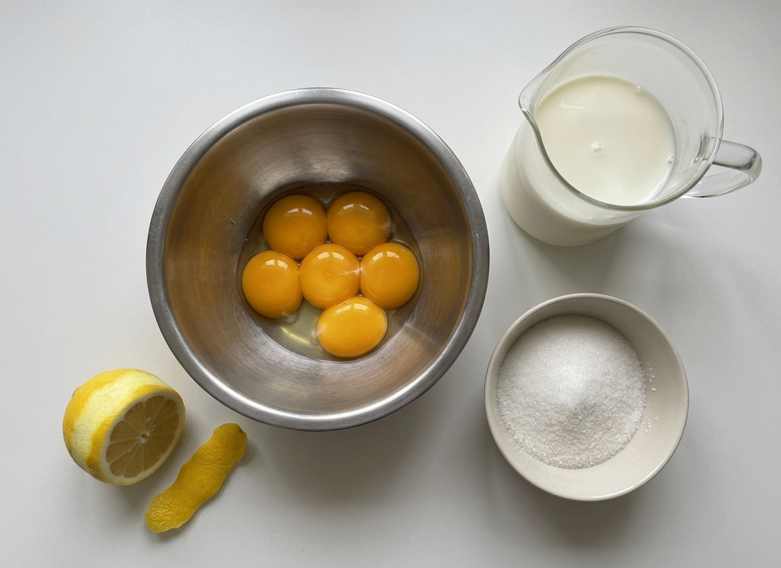 Canónigo lebaniego, merengue caramelizado al horno sobre natillas
