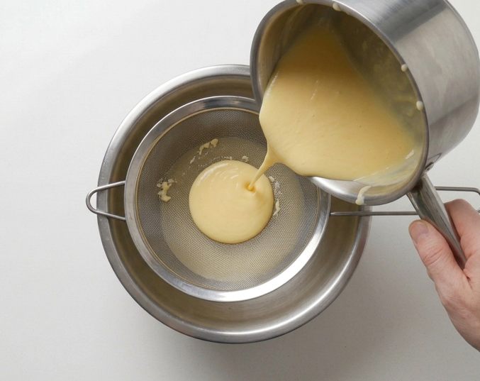 Canónigo lebaniego, merengue caramelizado al horno sobre natillas