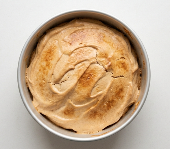 Canónigo lebaniego, merengue caramelizado al horno sobre natillas