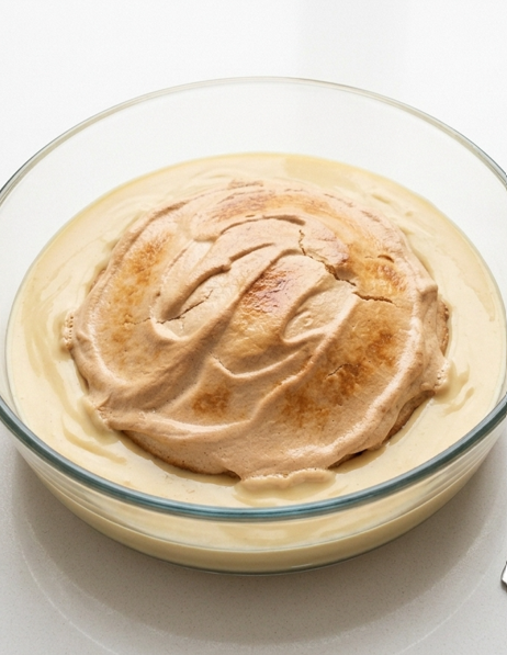 Canónigo lebaniego, merengue caramelizado al horno sobre natillas