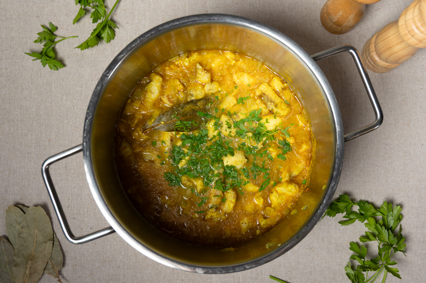 Cazón en amarillo: receta andaluza tradicional fácil y con mucho sabor