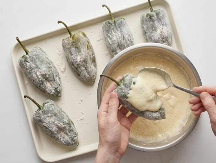 Chiles en nogada, receta poblana con picadillo, capeado y salsa de nuez