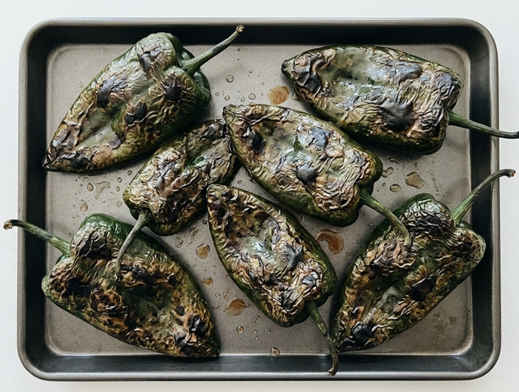Chiles en nogada, receta poblana con picadillo, capeado y salsa de nuez