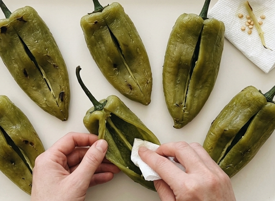 Chiles en nogada, receta poblana con picadillo, capeado y salsa de nuez