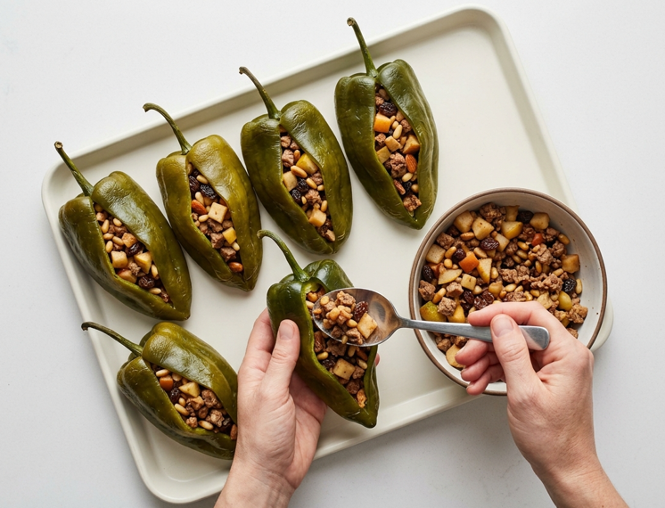 Chiles en nogada, receta poblana con picadillo, capeado y salsa de nuez