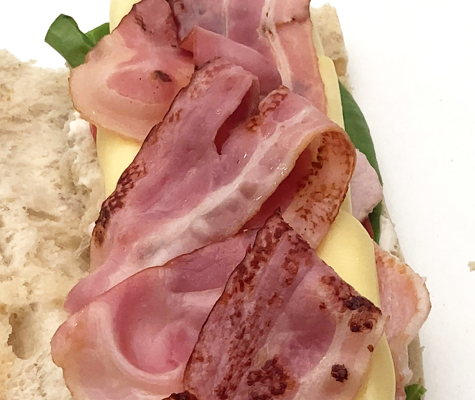 Chivito valenciano. Receta del bocadillo de lomo, bacon, queso y huevo que une Valencia y Uruguay