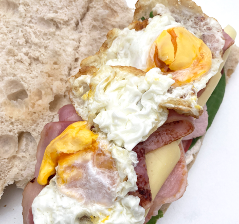 Chivito valenciano. Receta del bocadillo de lomo, bacon, queso y huevo que une Valencia y Uruguay