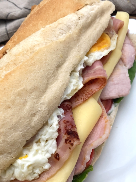 Chivito valenciano. Receta del bocadillo de lomo, bacon, queso y huevo que une Valencia y Uruguay
