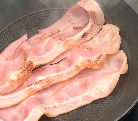 Chivito valenciano. Receta del bocadillo de lomo, bacon, queso y huevo que une Valencia y Uruguay