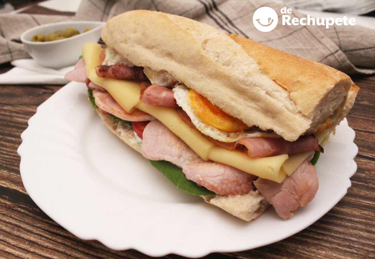 Chivito valenciano. Receta del bocadillo de lomo, bacon, queso y huevo que une Valencia y Uruguay