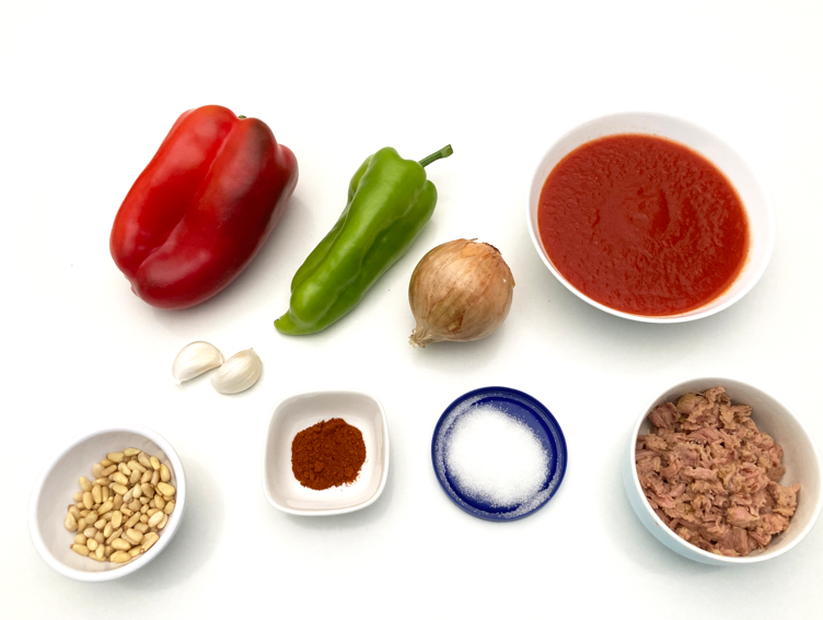 Coca de tomate valenciana: receta tradicional fácil con atún, huevo y piñones