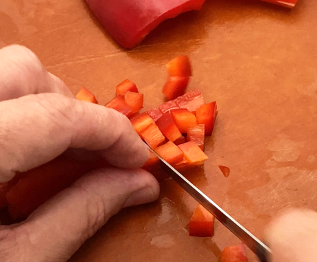 Coca de tomate valenciana: receta tradicional fácil con atún, huevo y piñones