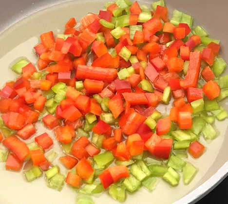 Coca de tomate valenciana: receta tradicional fácil con atún, huevo y piñones