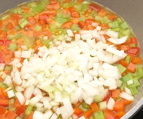Coca de tomate valenciana: receta tradicional fácil con atún, huevo y piñones