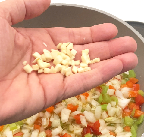Coca de tomate valenciana: receta tradicional fácil con atún, huevo y piñones