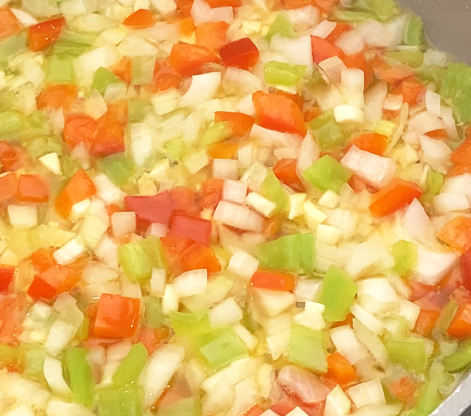 Coca de tomate valenciana: receta tradicional fácil con atún, huevo y piñones