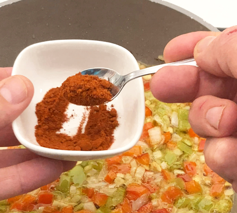 Coca de tomate valenciana: receta tradicional fácil con atún, huevo y piñones