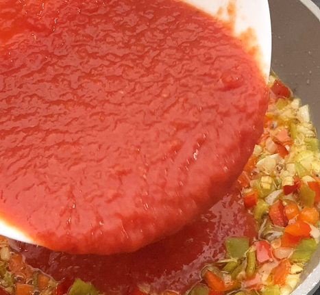 Coca de tomate valenciana: receta tradicional fácil con atún, huevo y piñones
