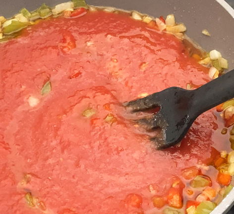 Coca de tomate valenciana: receta tradicional fácil con atún, huevo y piñones
