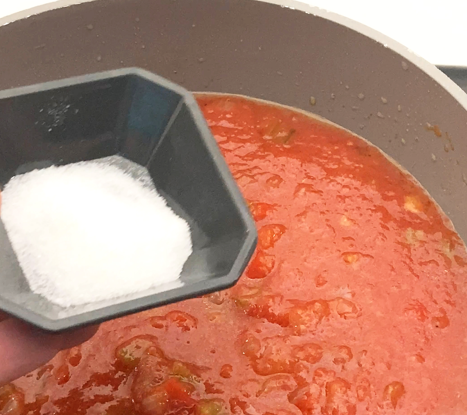 Coca de tomate valenciana: receta tradicional fácil con atún, huevo y piñones