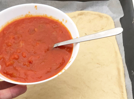 Coca de tomate valenciana: receta tradicional fácil con atún, huevo y piñones