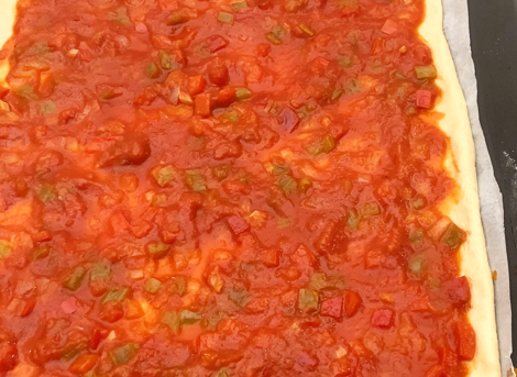 Coca de tomate valenciana: receta tradicional fácil con atún, huevo y piñones