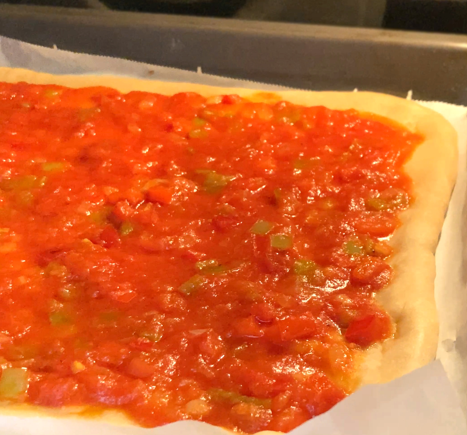 Coca de tomate valenciana: receta tradicional fácil con atún, huevo y piñones