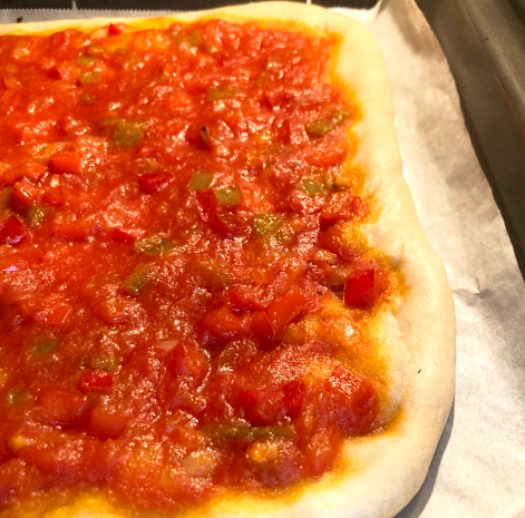 Coca de tomate valenciana: receta tradicional fácil con atún, huevo y piñones