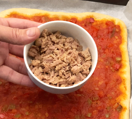 Coca de tomate valenciana: receta tradicional fácil con atún, huevo y piñones