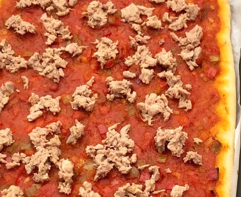 Coca de tomate valenciana: receta tradicional fácil con atún, huevo y piñones