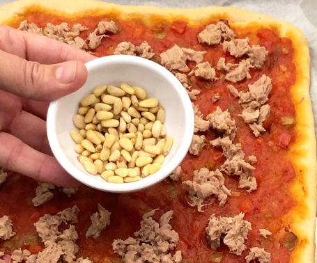 Coca de tomate valenciana: receta tradicional fácil con atún, huevo y piñones