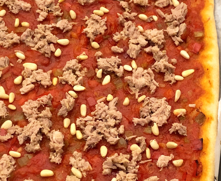 Coca de tomate valenciana: receta tradicional fácil con atún, huevo y piñones