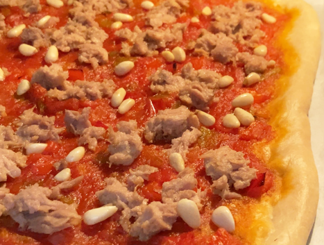 Coca de tomate valenciana: receta tradicional fácil con atún, huevo y piñones