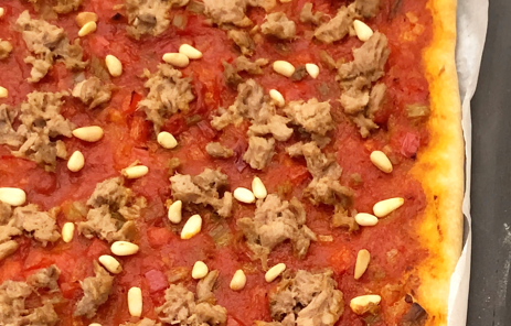 Coca de tomate valenciana: receta tradicional fácil con atún, huevo y piñones