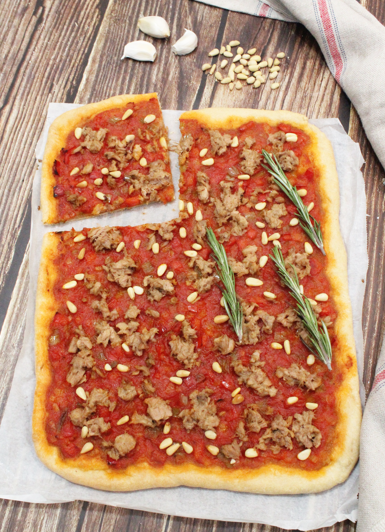 Coca de tomate valenciana: receta tradicional fácil con atún, huevo y piñones