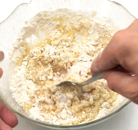 Coca de tomate valenciana: receta tradicional fácil con atún, huevo y piñones