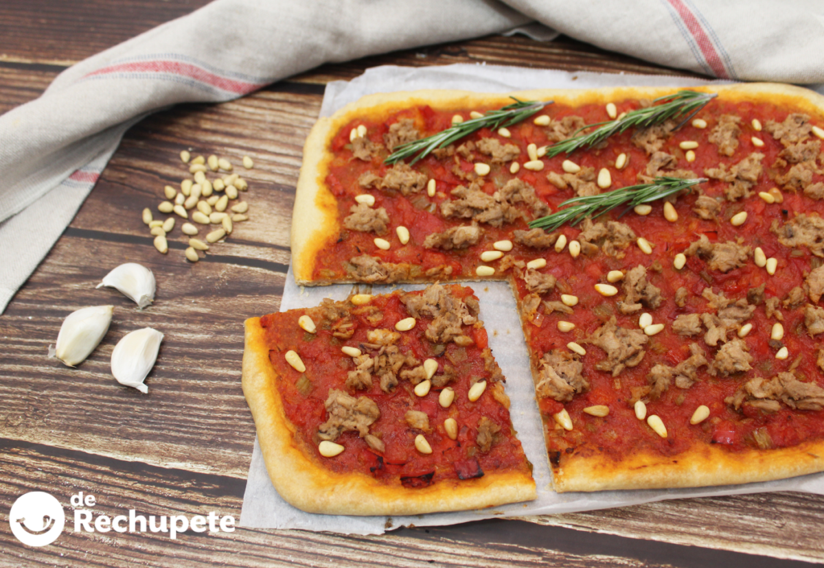 Coca de tomate valenciana: receta tradicional fácil con atún, huevo y piñones