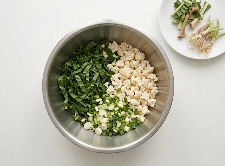 Cocarrois mallorquines de verdura, hechos con masa salada