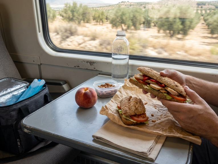 Cómo comer saludable fuera de casa en verano, del chiringuito al menú del día