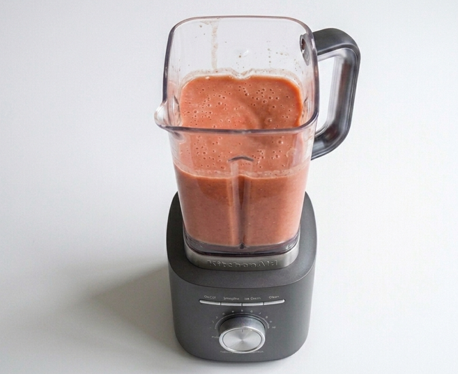 Crema fría de tomate y almendra, a medio camino entre el gazpacho y el ajoblanco