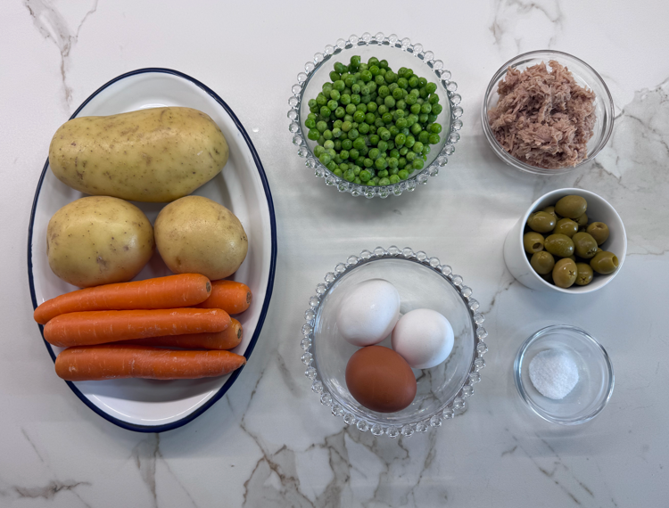 Ensaladilla rusa rápida en olla exprés con mayonesa casera. Receta fácil y cremosa