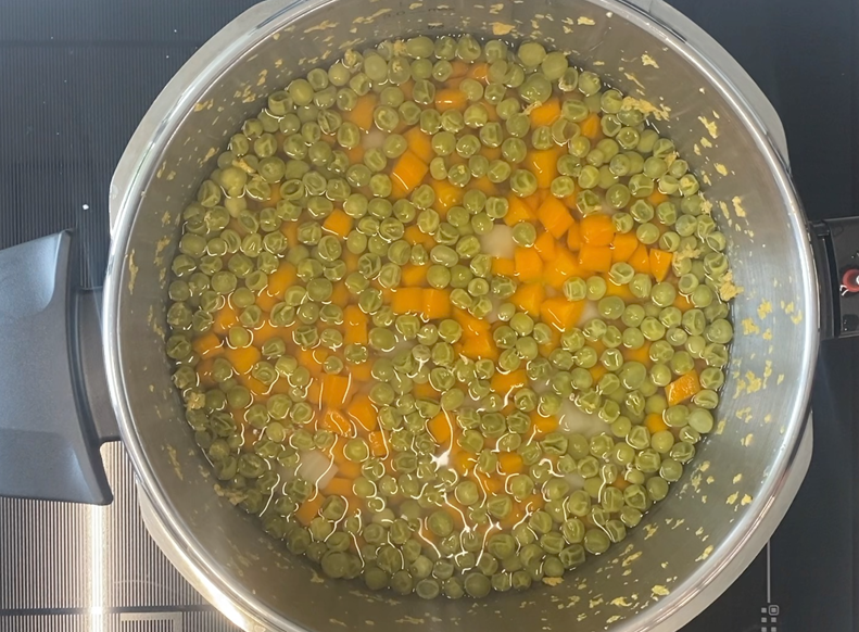 Ensaladilla rusa rápida en olla exprés con mayonesa casera. Receta fácil y cremosa