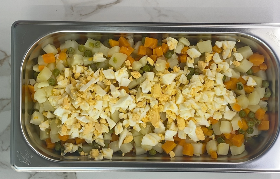 Ensaladilla rusa rápida en olla exprés con mayonesa casera. Receta fácil y cremosa