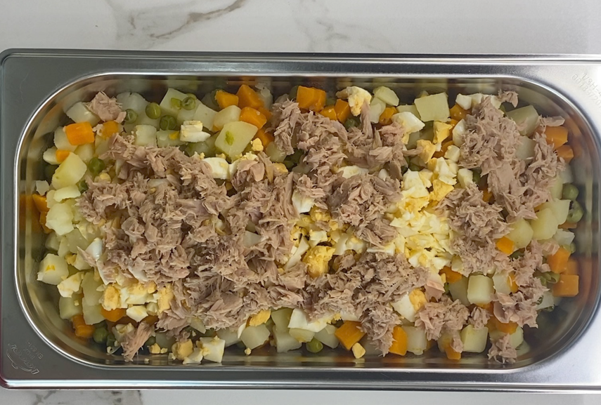 Ensaladilla rusa rápida en olla exprés con mayonesa casera. Receta fácil y cremosa