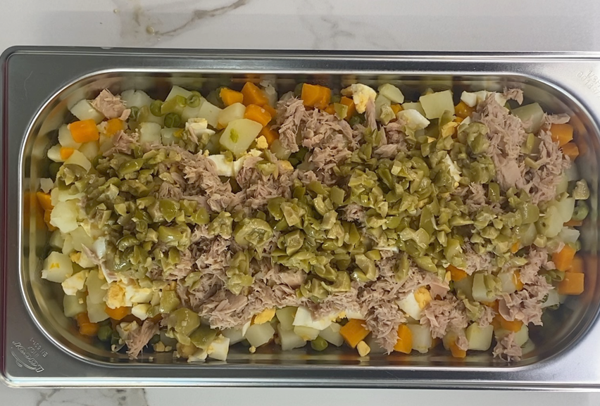 Ensaladilla rusa rápida en olla exprés con mayonesa casera. Receta fácil y cremosa