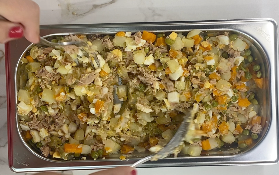 Ensaladilla rusa rápida en olla exprés con mayonesa casera. Receta fácil y cremosa